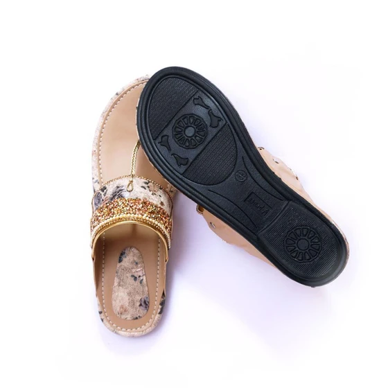 kolhapuri-chappal-on-nauvari-saree.webp