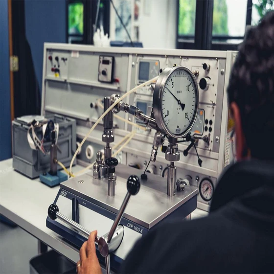 Pressure Gauge Calibration — White color