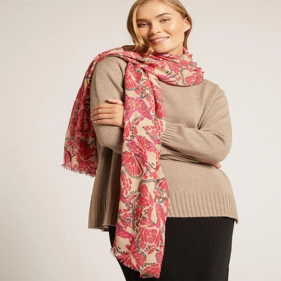 embroidered-wool-scarf-2.webp