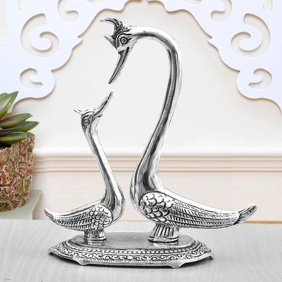 silver-aluminum-swan-gifts-1.webp