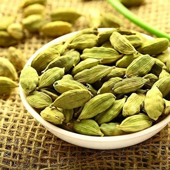 whole-green-cardamom-1.webp