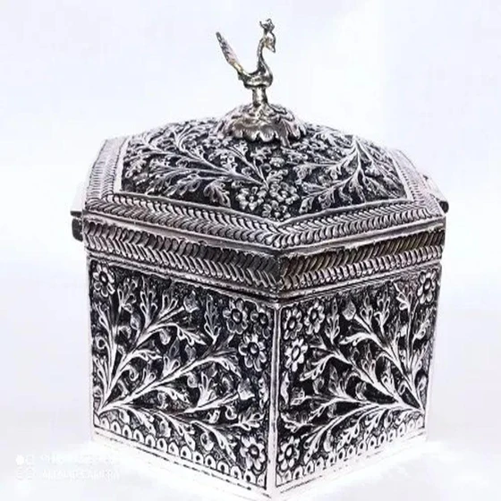 handicrafts-metal-box-1.webp