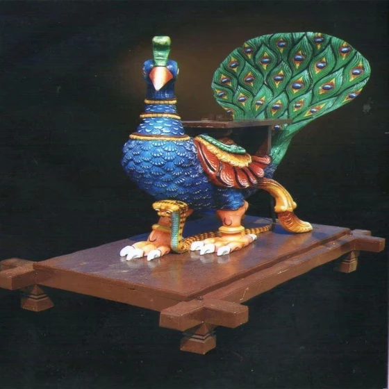 wooden-peacock-statues-2.webp