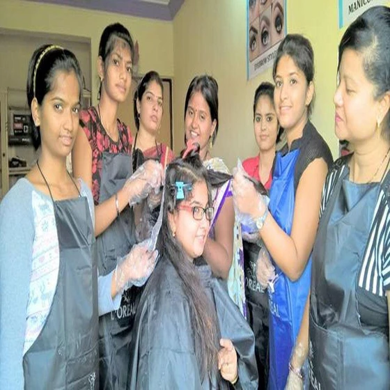 beauty-parlour-classes-2.webp