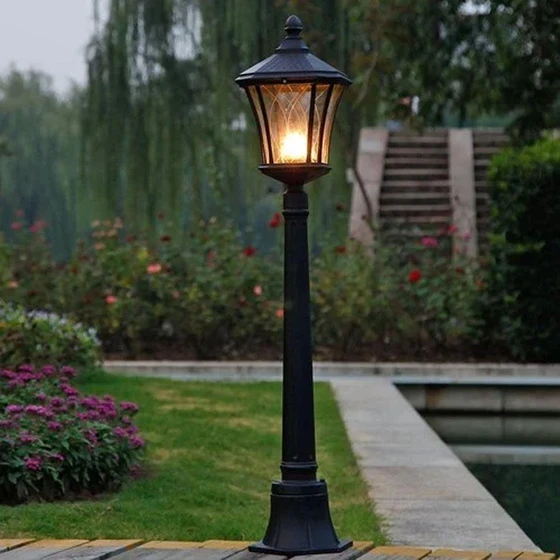 garden-lighting-pole-2.webp