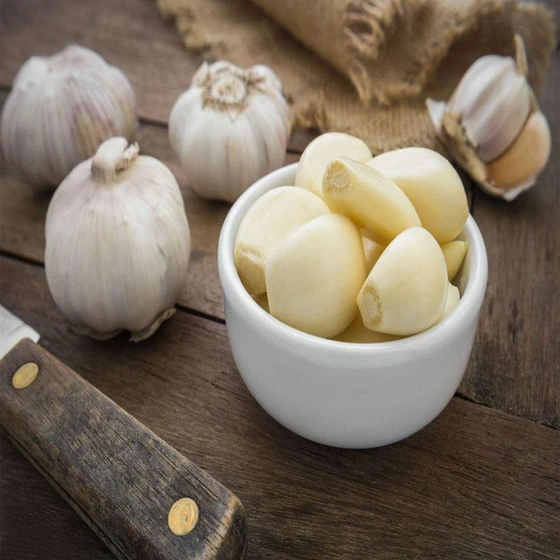 cooking-peeled-garlic-2.webp