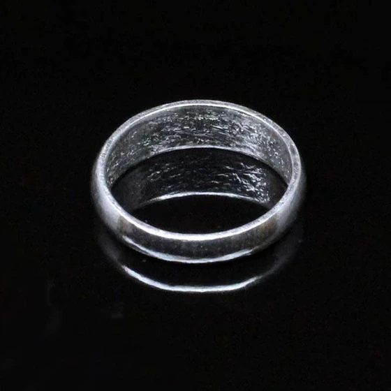 plain-ladies-silver-ring-1.webp