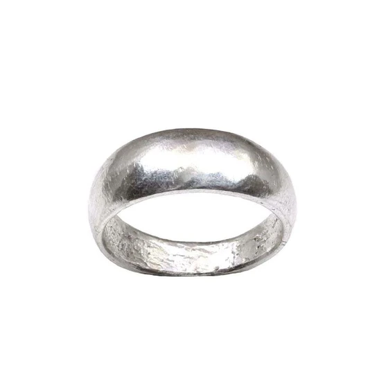 plain-ladies-silver-ring-2.webp