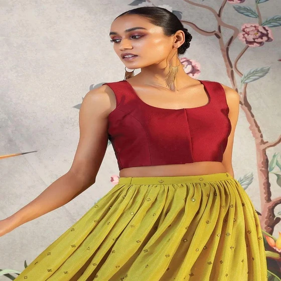 sleeveless-choli-set-2.webp