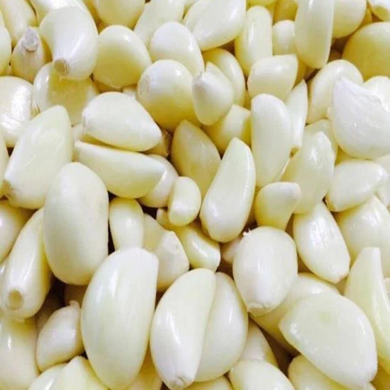 peeled-fresh-garlic-2.webp