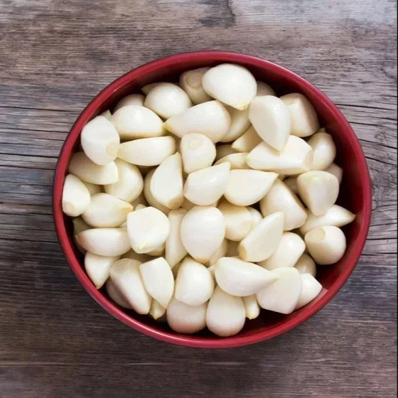 peeled-organic-garlic-2.webp