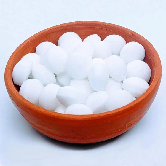 white-camphor-balls-2.webp