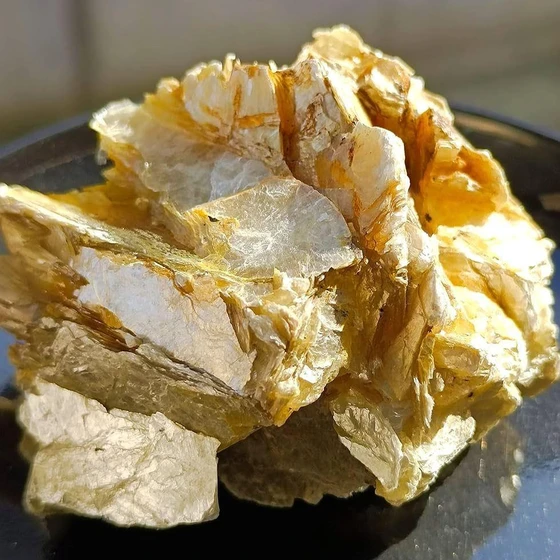 mica-rough-stone-2.webp