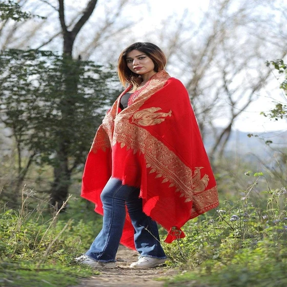 trendy-ladies-shawls-2.webp