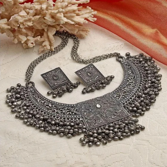 silver-necklace-set-2.webp