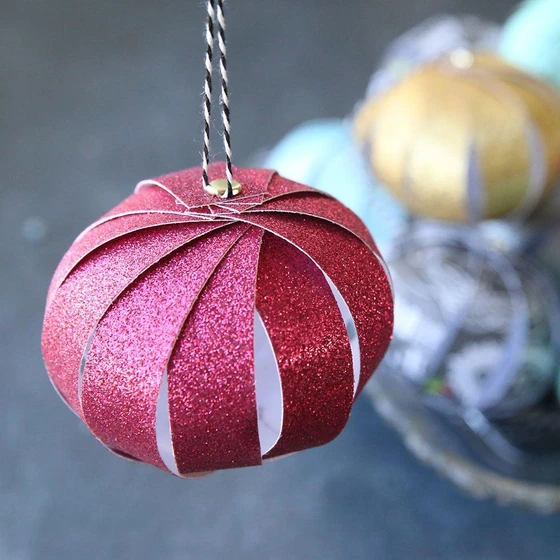 handmade-paper-xmas-ball-1.webp