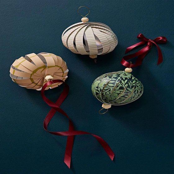 handmade-paper-xmas-ball-2.webp