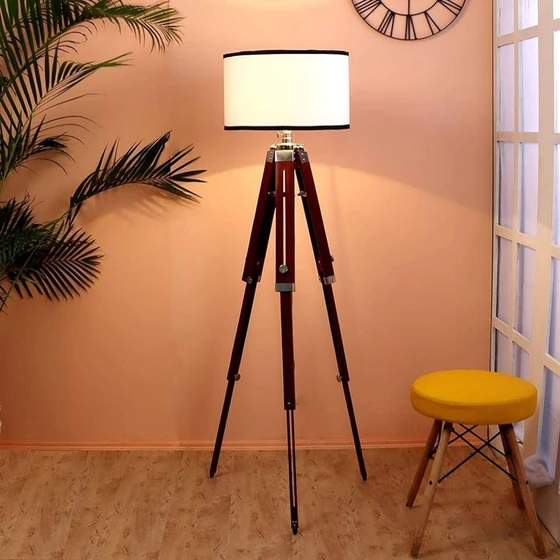 floor-studio-lamp-2.webp