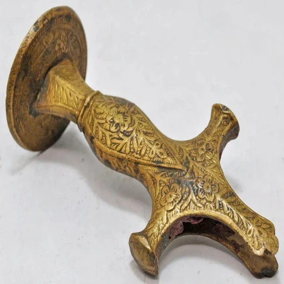 antique-handles-sword-1.webp