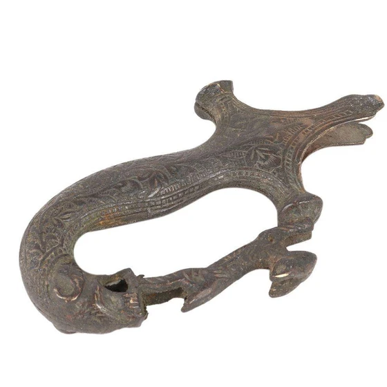 antique-handles-sword-2.webp