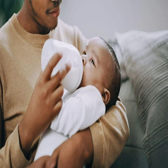 feeding-baby-bottle-1.webp