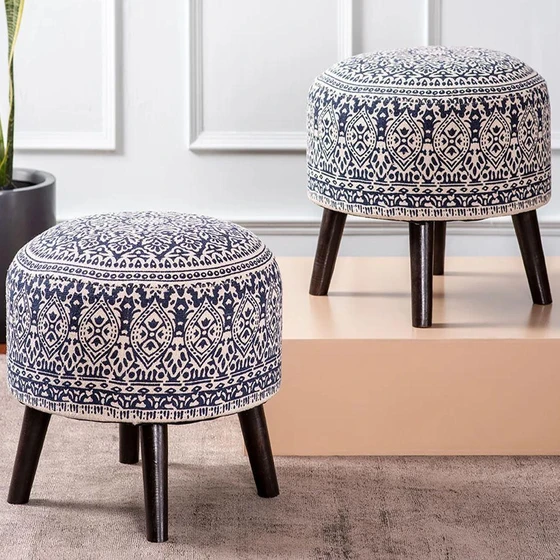 wood-table-poufs-2.webp
