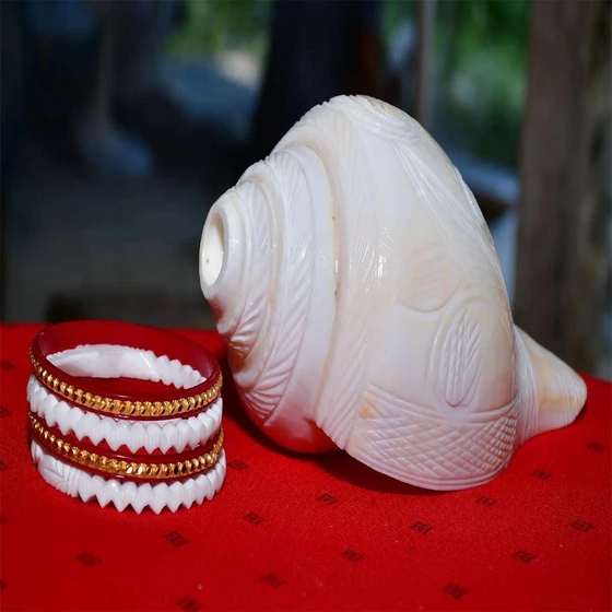 white-conch-bangle-1.webp
