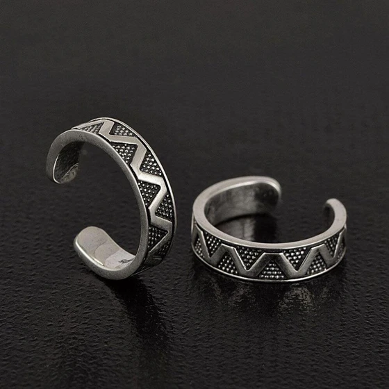 silver-oxidized-toe-ring-2.webp