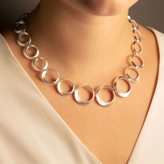 polished-silver-necklace-2.webp
