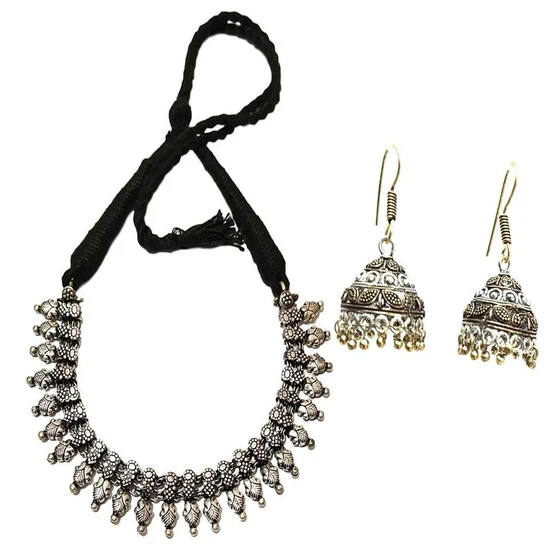 metal-statement-necklace-2.webp