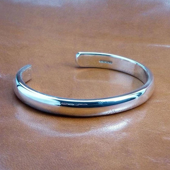 silver-curv-bracelet-2.webp