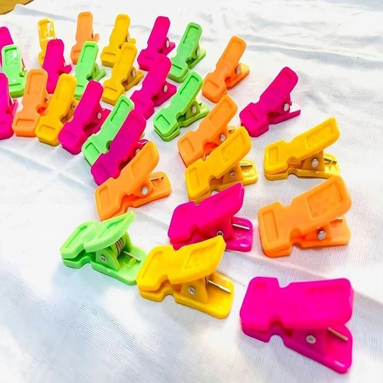 cloth-plastic-pegs-2.webp