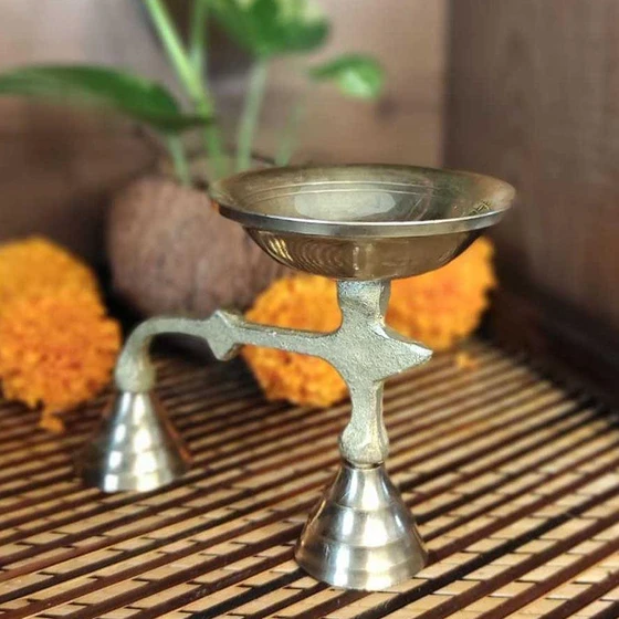 silver-aarti-lamp-2.webp