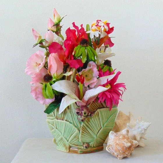antique-plastic-flower-vase-2.webp