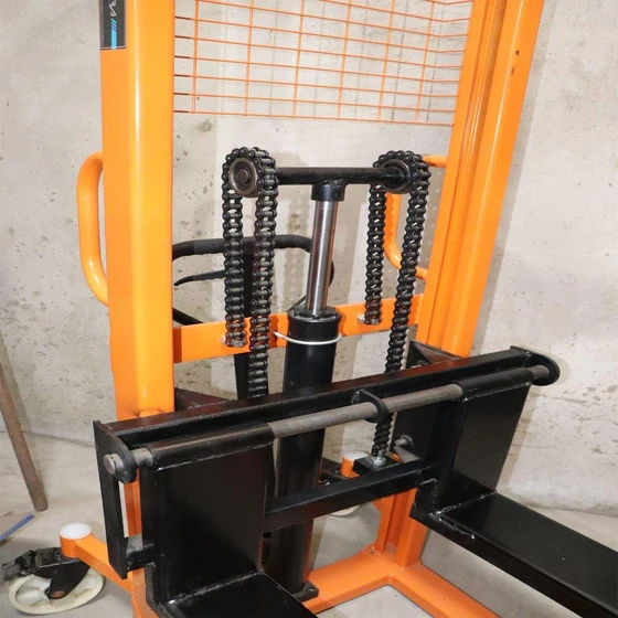 hand-operated-stacker-2.webp