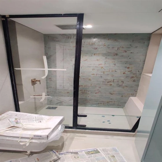 glass-toilet-partitions-2.webp
