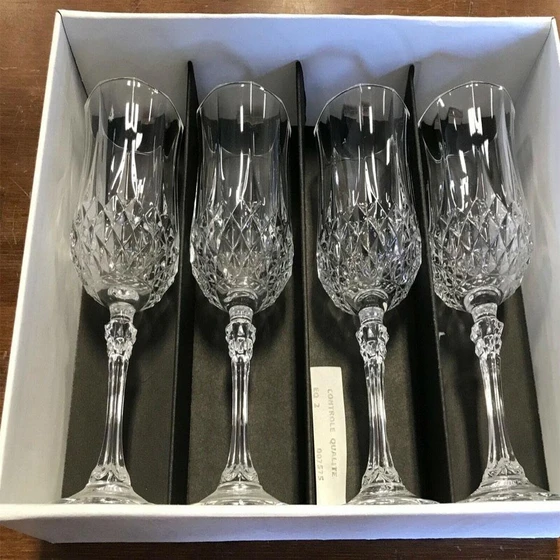 elegant-plastic-wine-glasses-2.webp