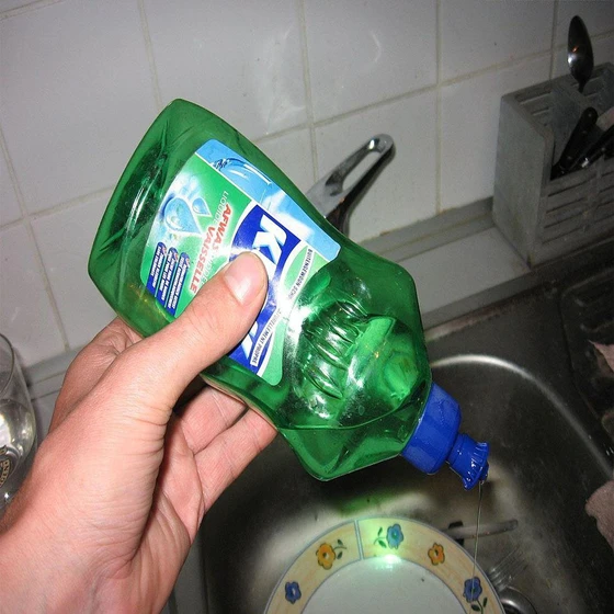 liquid-dishwasher-detergent-2.webp