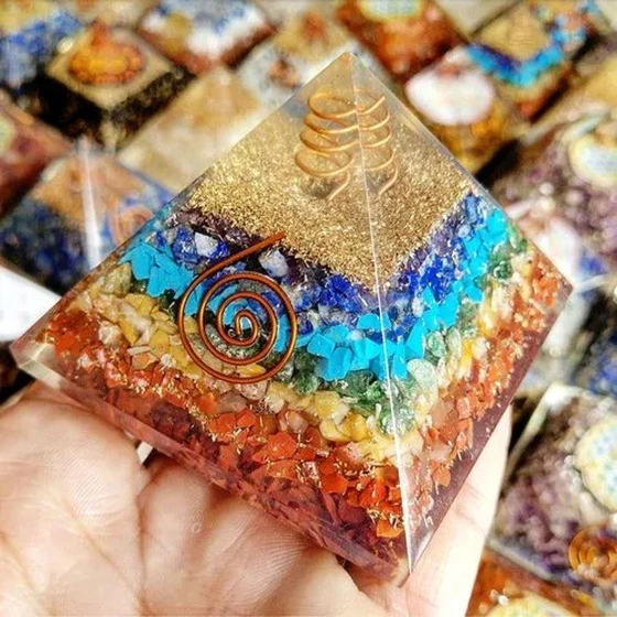 natural-gemstone-pyramids-2.webp