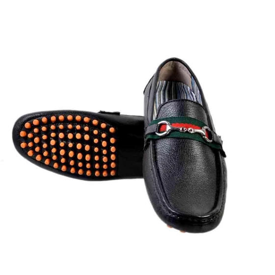 casual-shoes-on-formal-pants.webp