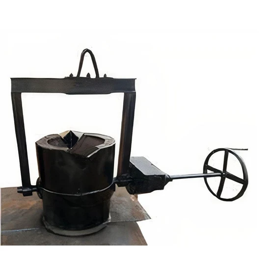 lip-pouring-ladle-2.webp