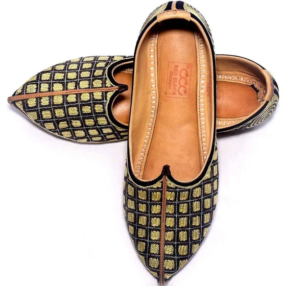 half-velvet-bhainmal-jutti-2.webp