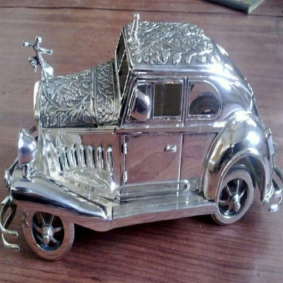 silver-wintage-car-1.webp