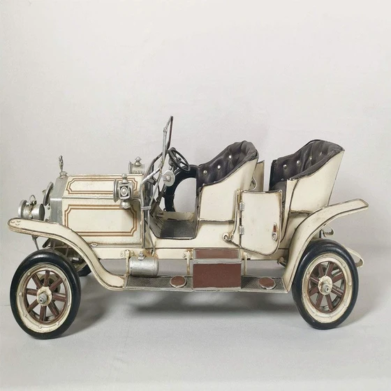 silver-wintage-car-2.webp