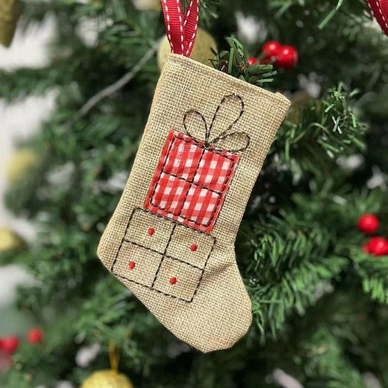 embroidery-christmas-hanging-2.webp