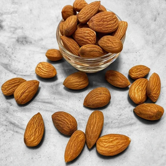 raw-dried-almond-2.webp