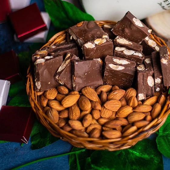 almonds-dark-chocolate-bar-2.webp