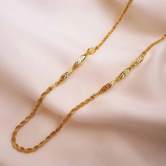 women-gold-chain-2.webp
