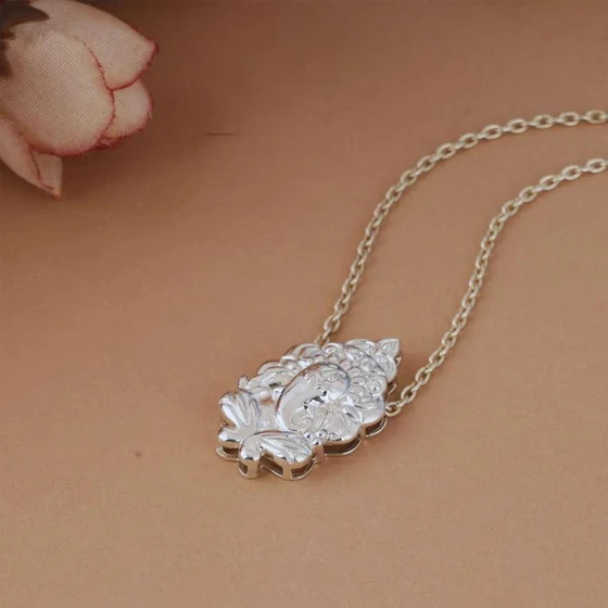 designer-silver-pendant-2.webp