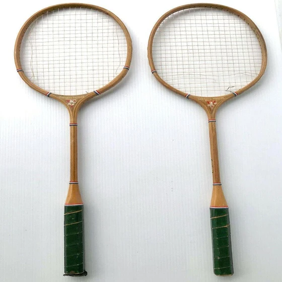 classic-badminton-racket-1.webp